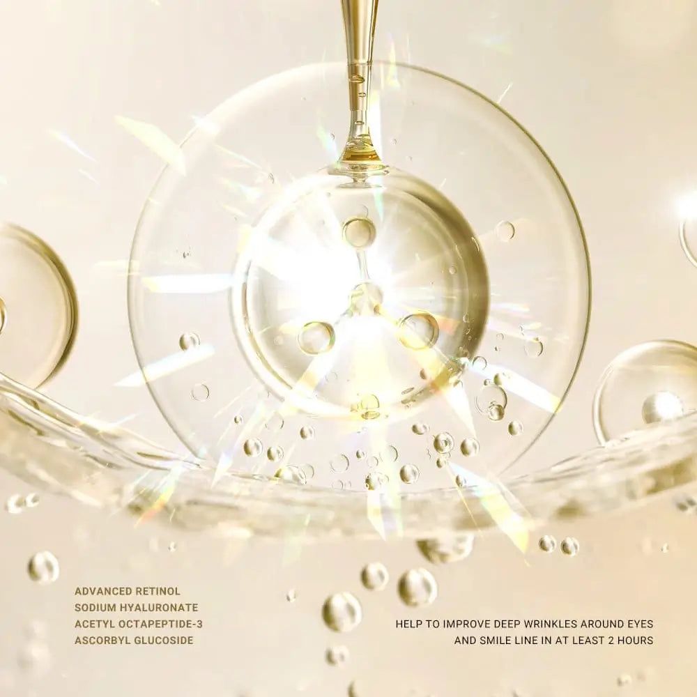 Close-up van vloeistof met bellen en tekst. Tekst: ADVANCED RETINOL, SODIUM HYALURONATE, ACETYL OCTAPEPTIDE-3, ASCORBYL GLUCOSIDE.