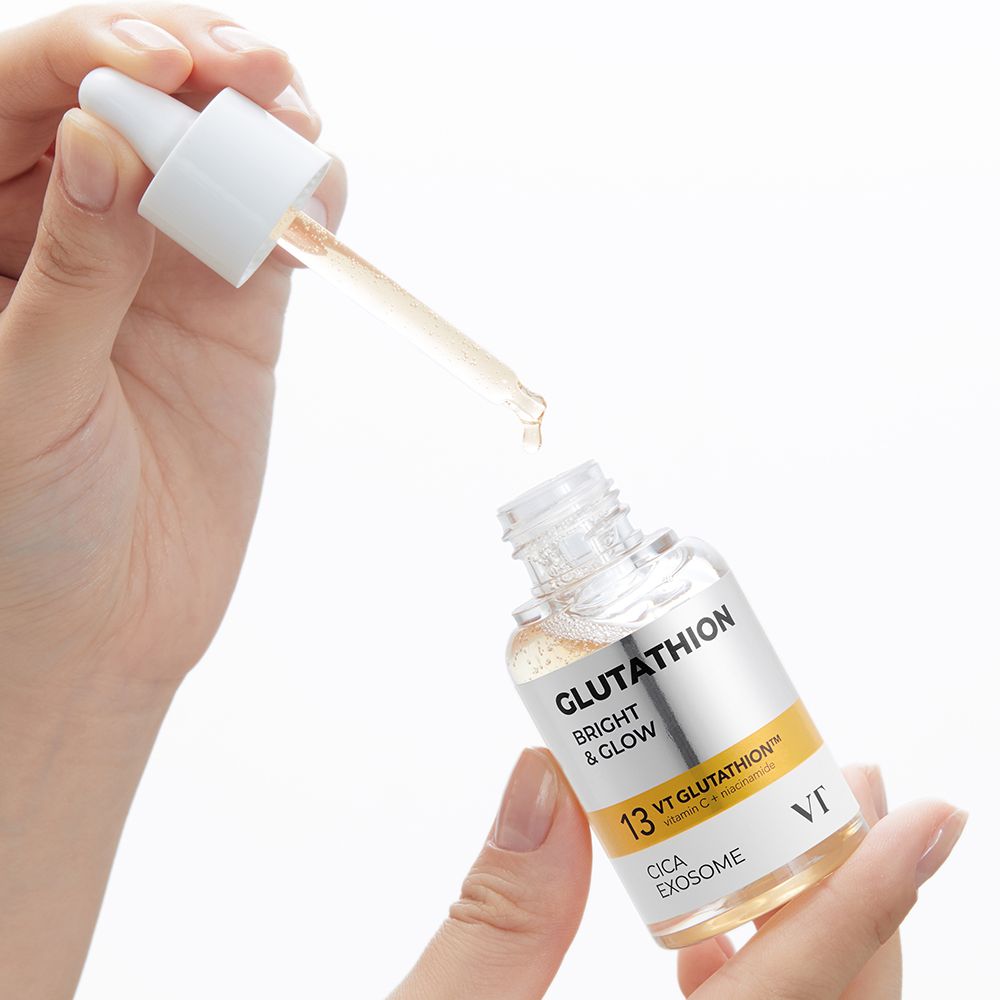 Handen houden een glazen fles met pipet. Opschrift: Glutathion Bright & Glow, 13 VT Glutathion Cica Exosome.