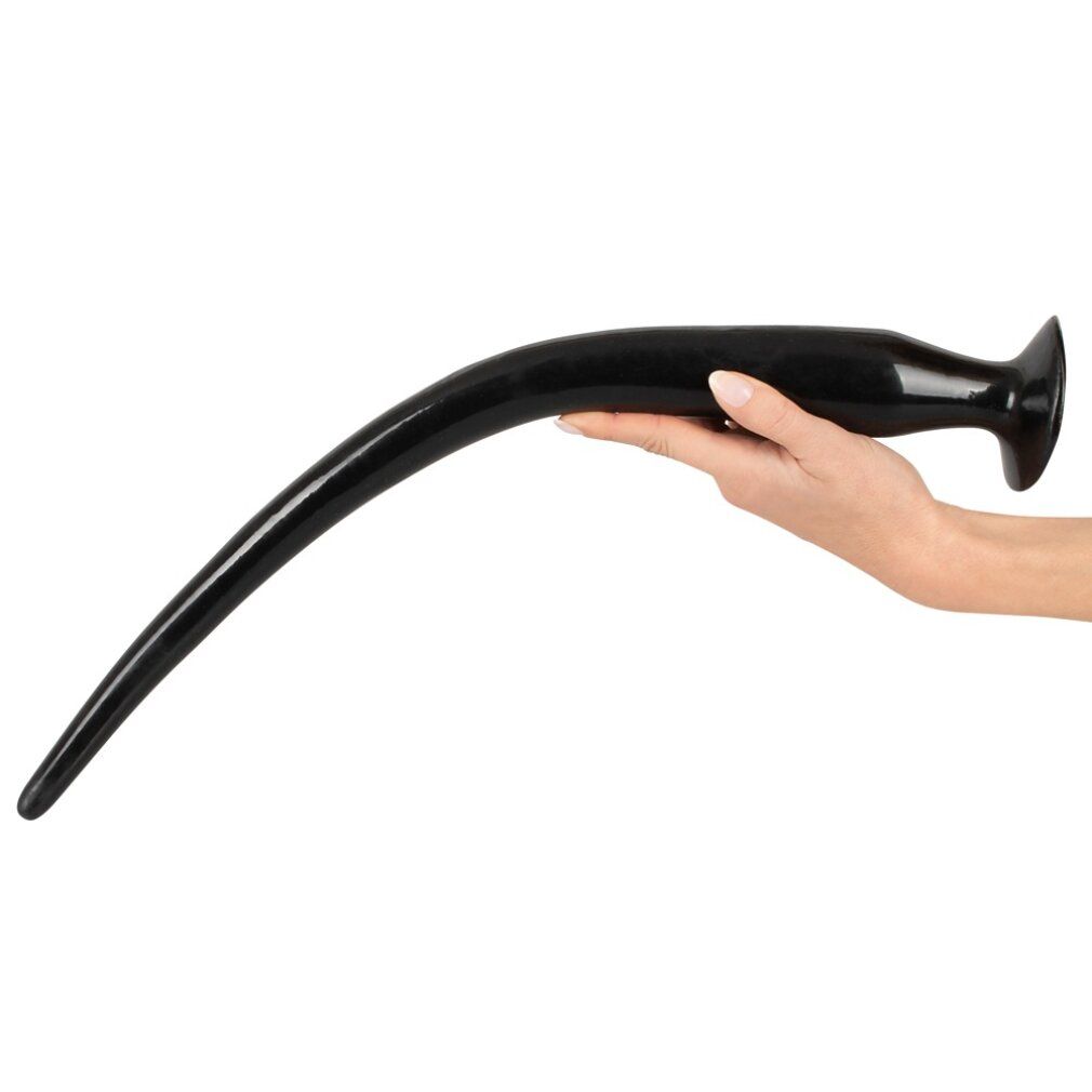 Zwarte, flexibele anale plug met brede basis, vastgehouden in een hand.