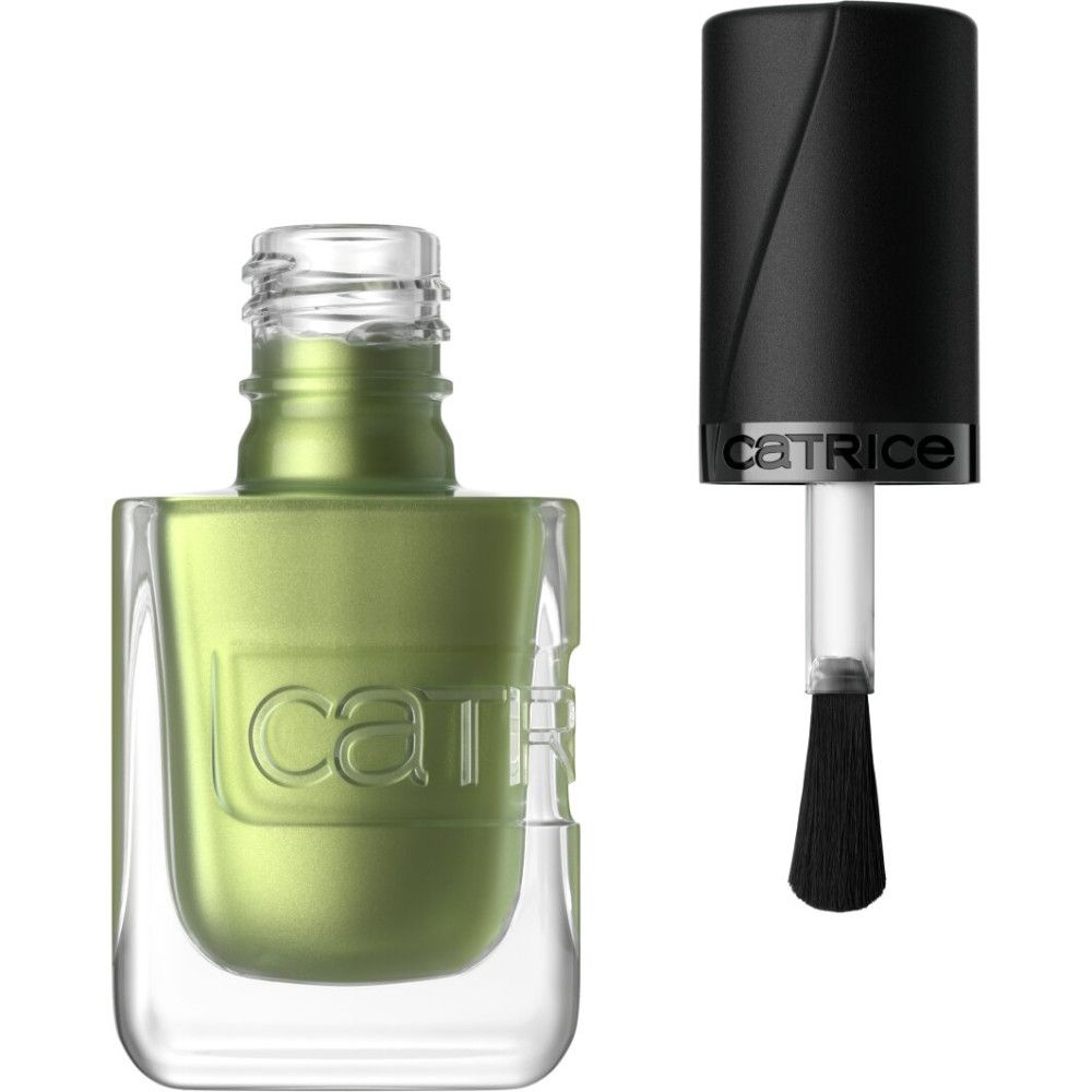 Groene nagellak in een doorzichtig flesje met zwarte dop en kwast. Merk 'catrice' in reliëf.