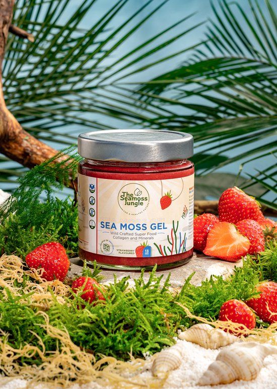 Potje rood gel, aardbeien en zeewier. Opschrift: Sea Moss Gel, aardbeiensmaak. Met logo.