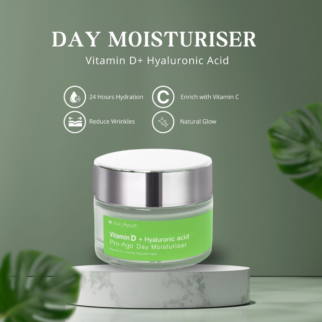Pot en verre avec couvercle argenté et étiquette verte. Inscription : Vitamin D + Hyaluronic acid. Sur un piédestal.