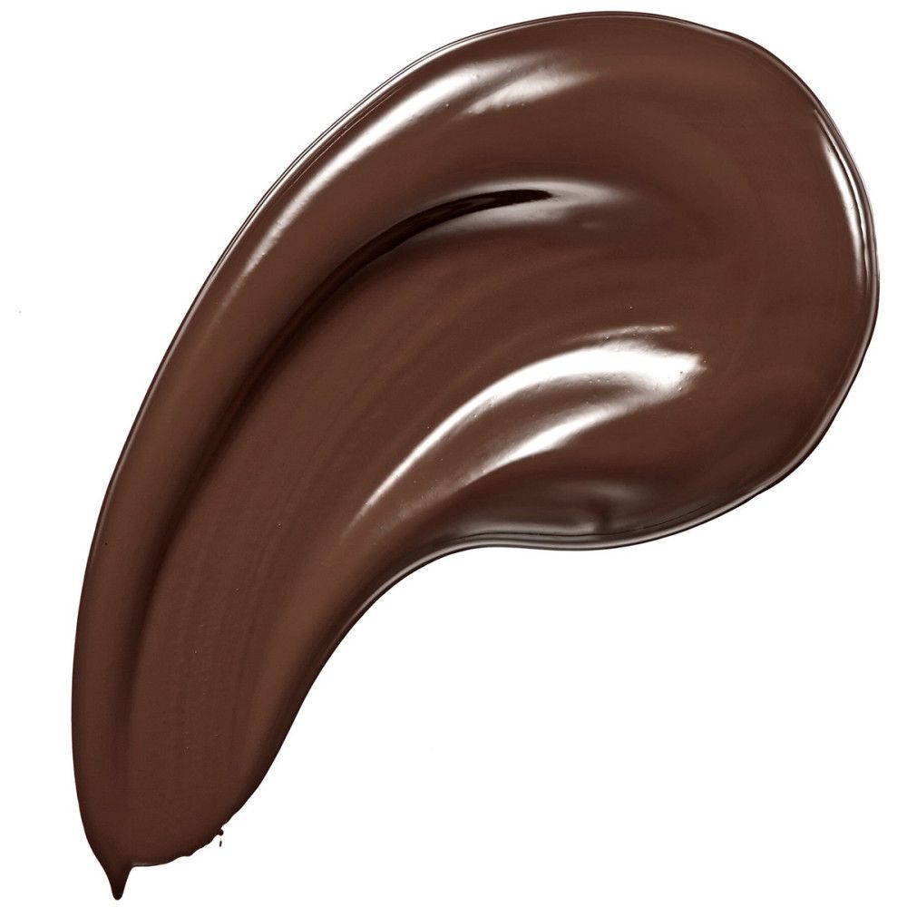 Donkerbruine foundation-swirl op witte achtergrond. Glanzende textuur, golfvormig. Geen verpakking of markering zichtbaar.