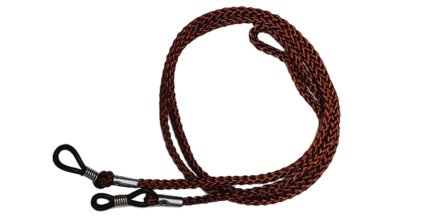Cordon de lunettes tressé marron avec boucles et extrémités métalliques.