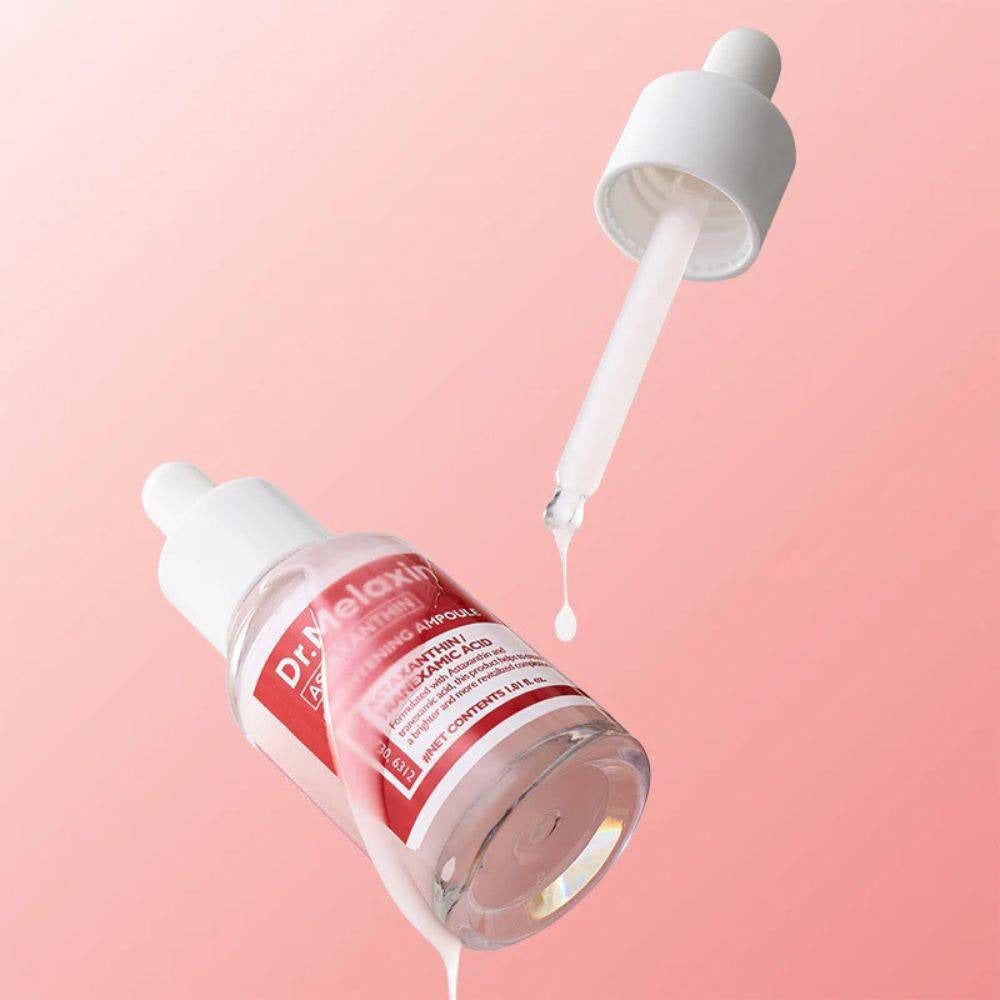 Flacon en verre transparent avec bouchon blanc et étiquette rouge. Gouttes tombent du compte-gouttes. Texte: Dr. Melaxin, Astaxanthine, Brightening Ampoule.