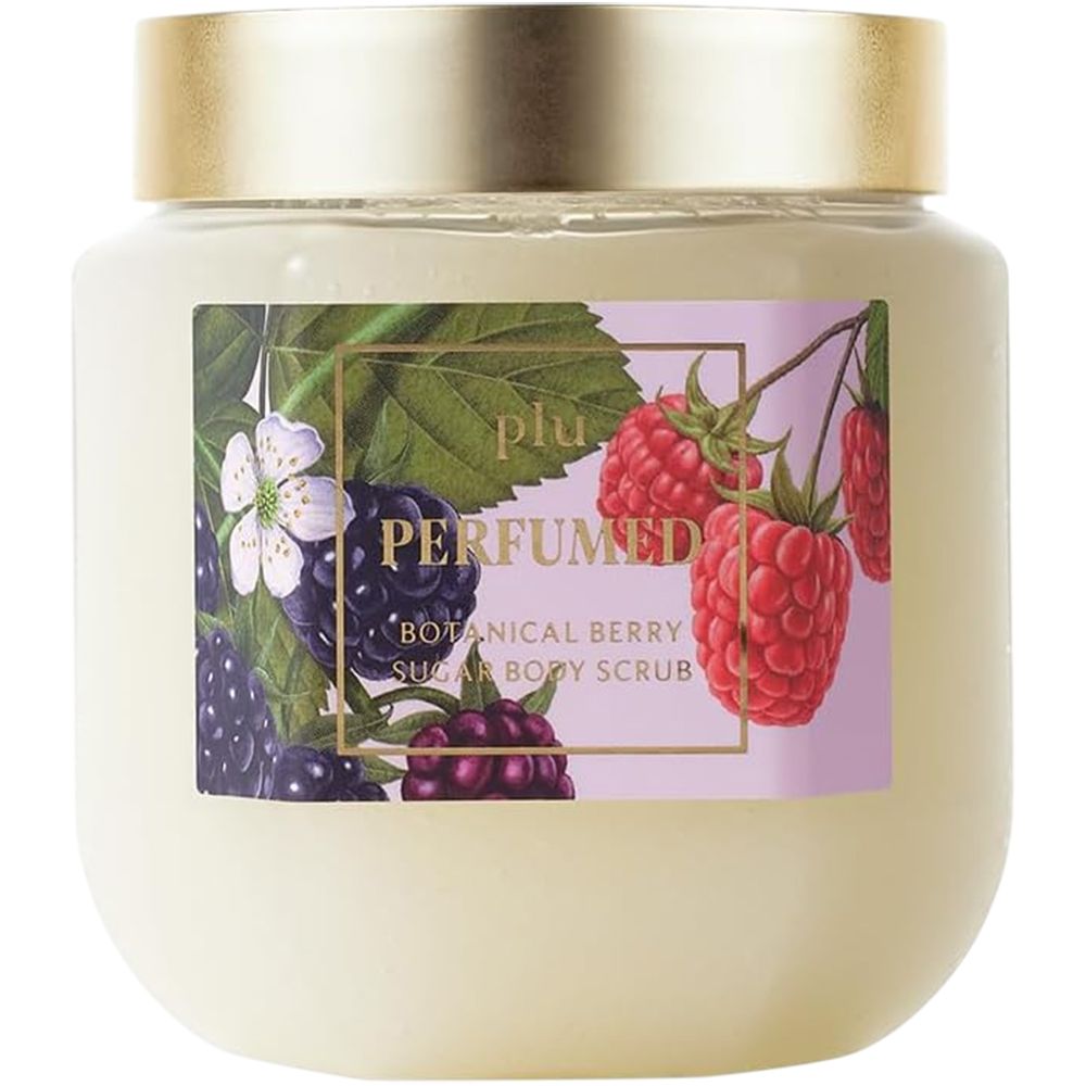 Glazen pot met gouden deksel. Etiket met illustraties van bessen en bloemen. Opschrift: PERFUMED BOTANICAL BERRY SUGAR BODY SCRUB.