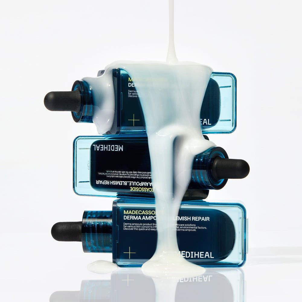 Drie MEDIHEAL Madecassoside Derma Ampoule Blemish Repair flessen, op elkaar gestapeld, met productvloeistof.