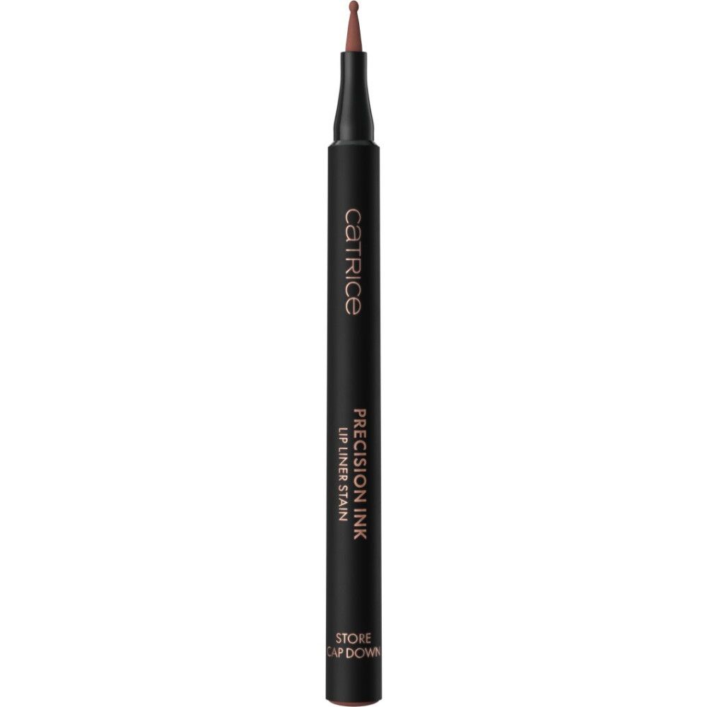 Zwarte applicatorstift met bruine punt. Opschriften: CATRICE, PRECISION INK LIP LINER STAIN.