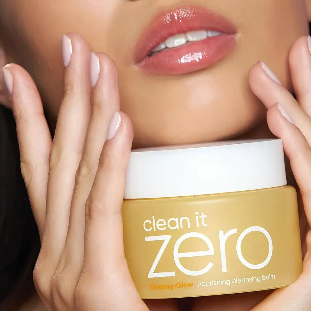 Pot jaune avec couvercle blanc, inscription 'clean it zero' et 'Nourishing Cleansing Balm'.