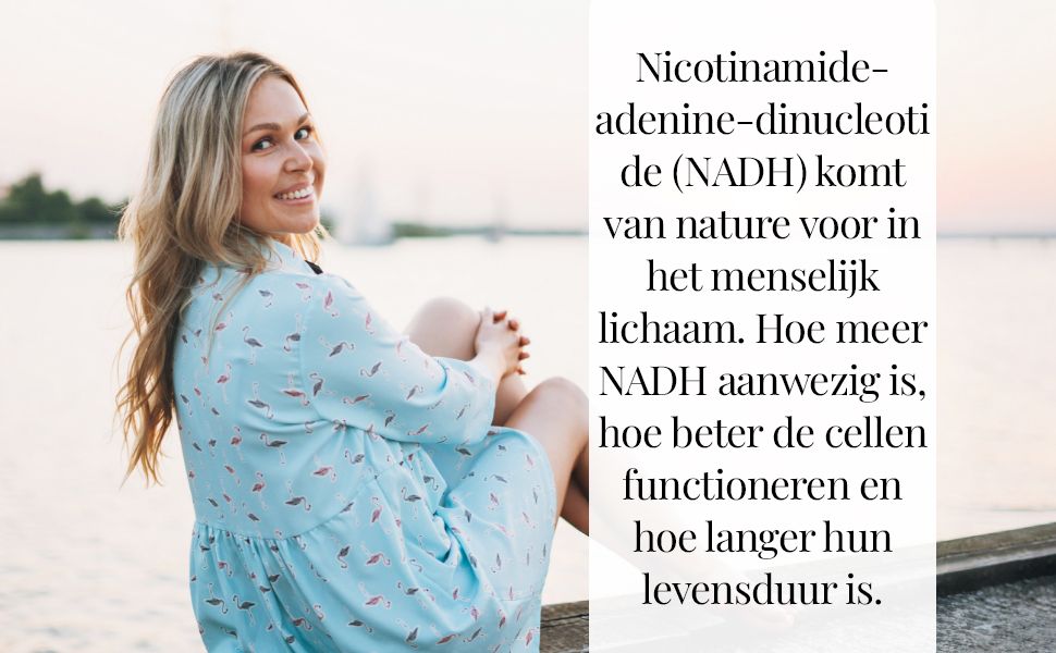 Vrouw zit bij het water. Tekst: NADH komt van nature voor in het menselijk lichaam. Hoe meer NADH, hoe beter de cellen functioneren.