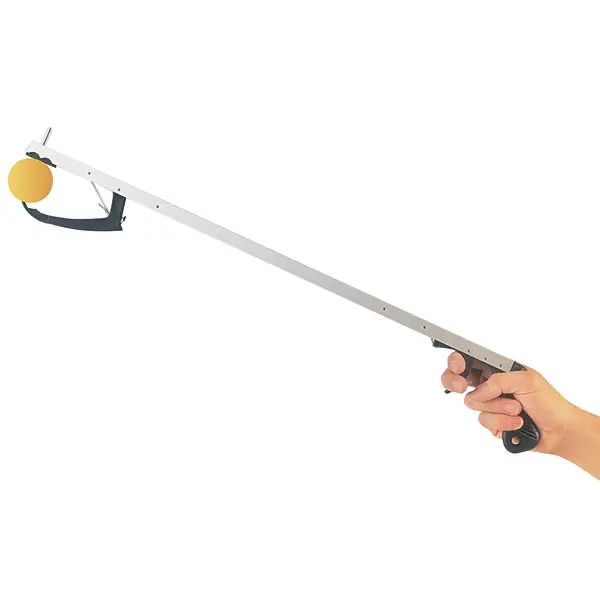 Grijphulp met lange steel, zilverkleurige schacht, zwarte handgreep en grijpkop. Een hand houdt de handgreep vast.