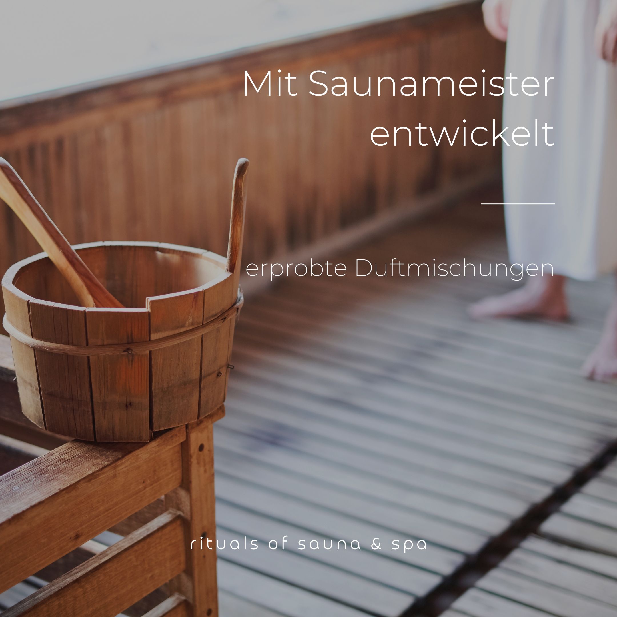 Bol en bois avec cuillères en bois sur un banc en bois. Personne en peignoir blanc. Sauna en bois en arrière-plan.