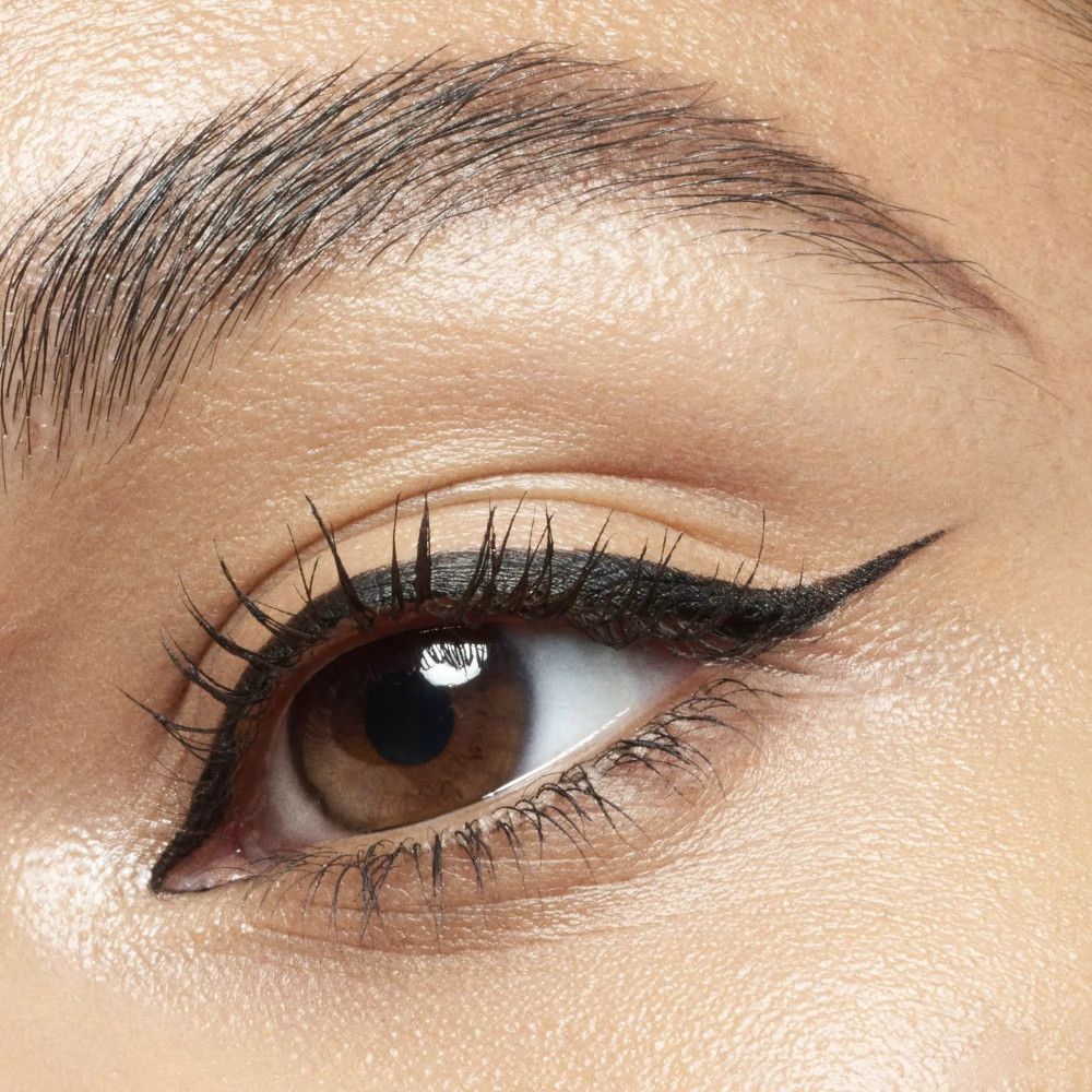 Œil avec eye-liner noir. Ligne précise, forme d'amande.
