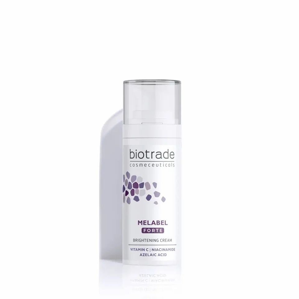 Flacon blanc avec pompe. Inscription: Biotrade, Melabel Forte, Brightening Cream. Sur fond blanc.