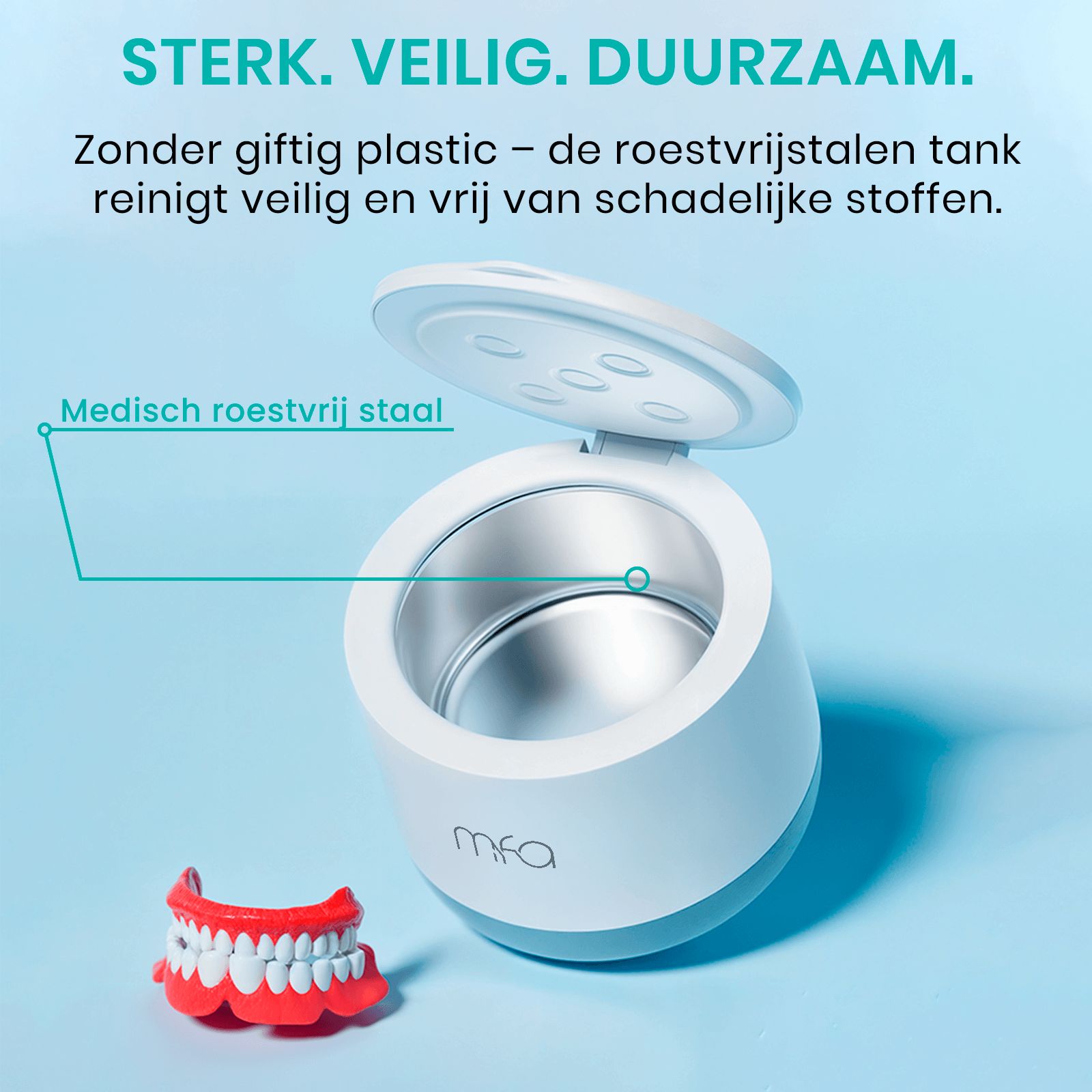 Ultrasoonreiniger met open deksel. Roestvrijstalen binnenkant. Tekst: "STERK. VEILIG. DUURZAAM.". Kunstgebit ernaast.