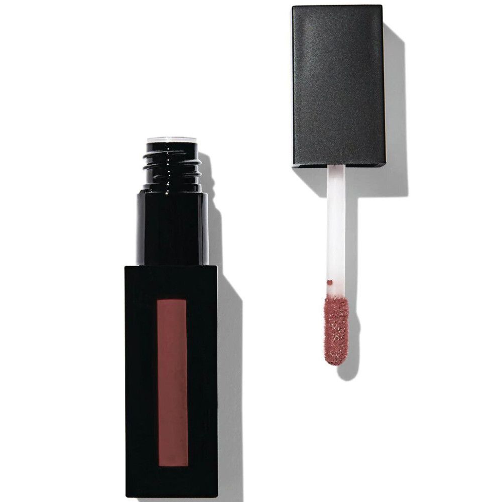 Tube de gloss noir rectangulaire avec bouchon ouvert et applicateur. L'applicateur révèle une couleur brun rosé mat.