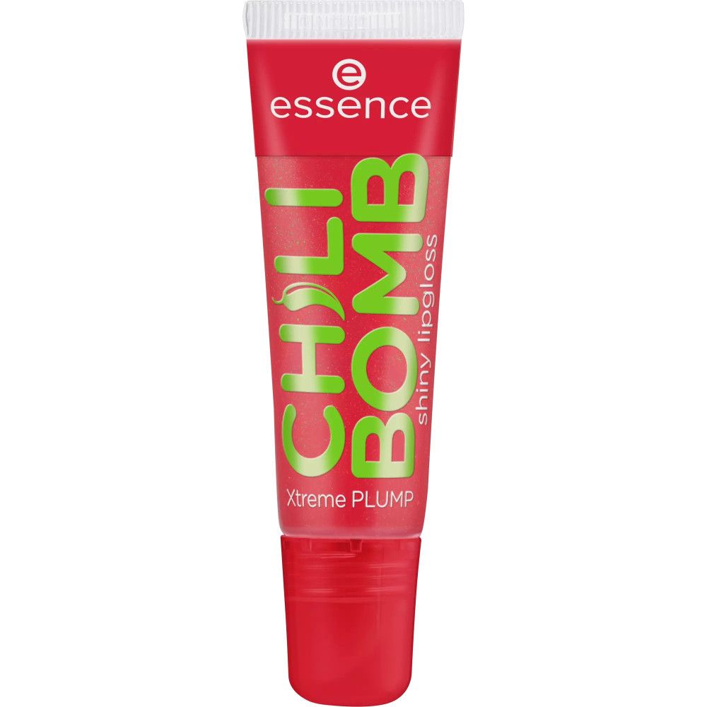 Essence Chili Bomb lipgloss tube. Rood, met groene tekst. Tekst: Chili Bomb, shiny lipgloss, Xtreme PLUMP. Applicator zichtbaar.