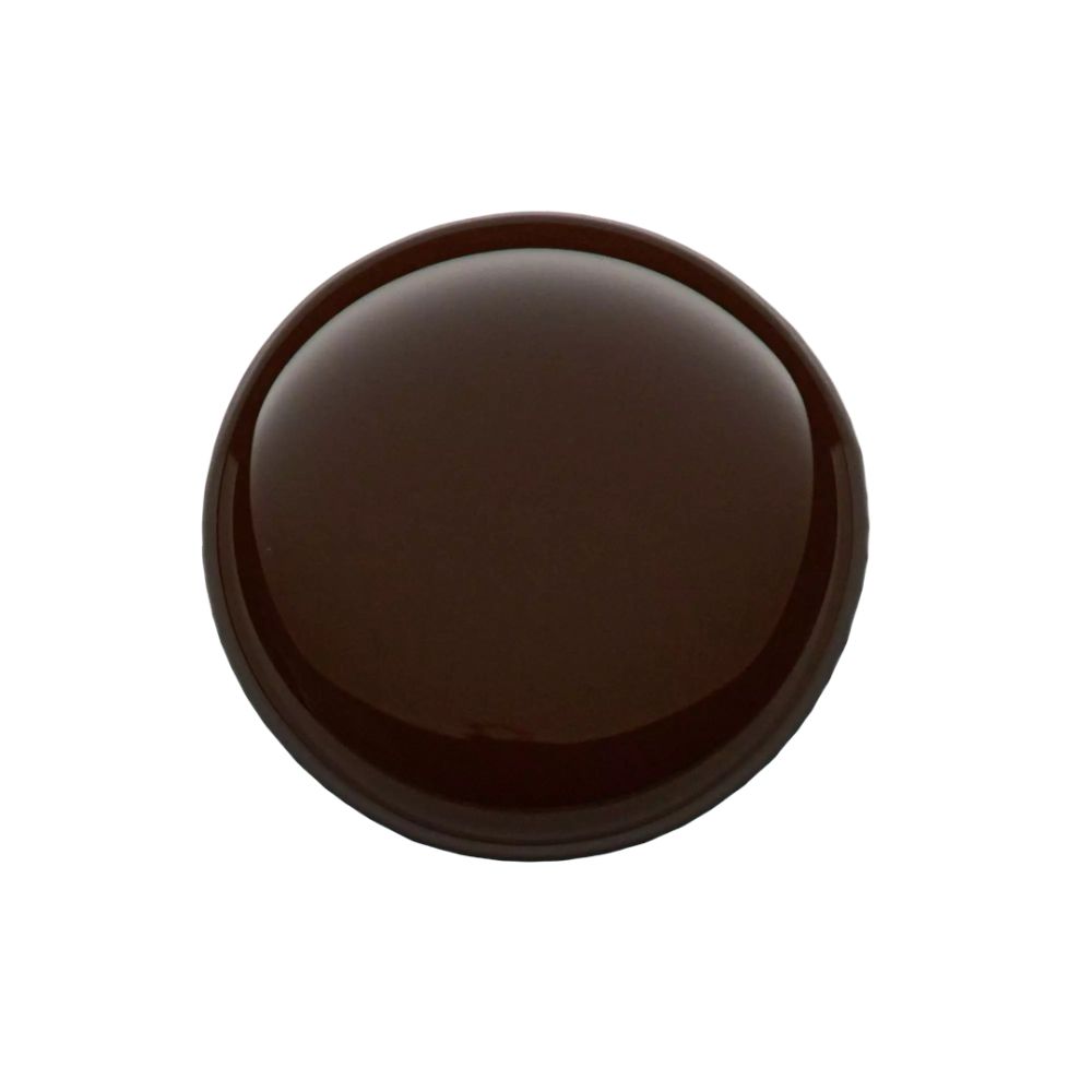 Tache de vernis à ongles marron sur fond blanc. Forme ronde. Surface brillante.