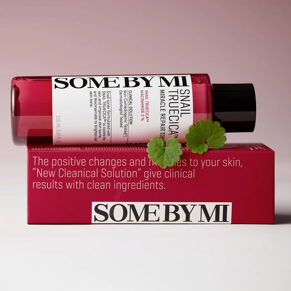 Une bouteille rouge et une boîte rouge avec l'inscription SOME BY MI. La bouteille porte l'inscription Snail TrueCICA Miracle Repair Toner.