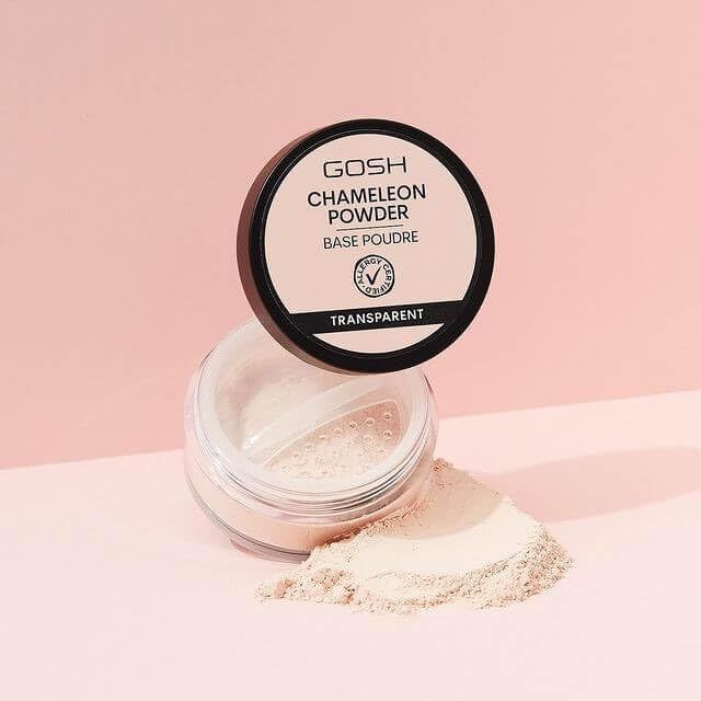 Boîte de GOSH Chameleon Powder et poudre. Boîte ouverte, poudre à côté. Fond rose.