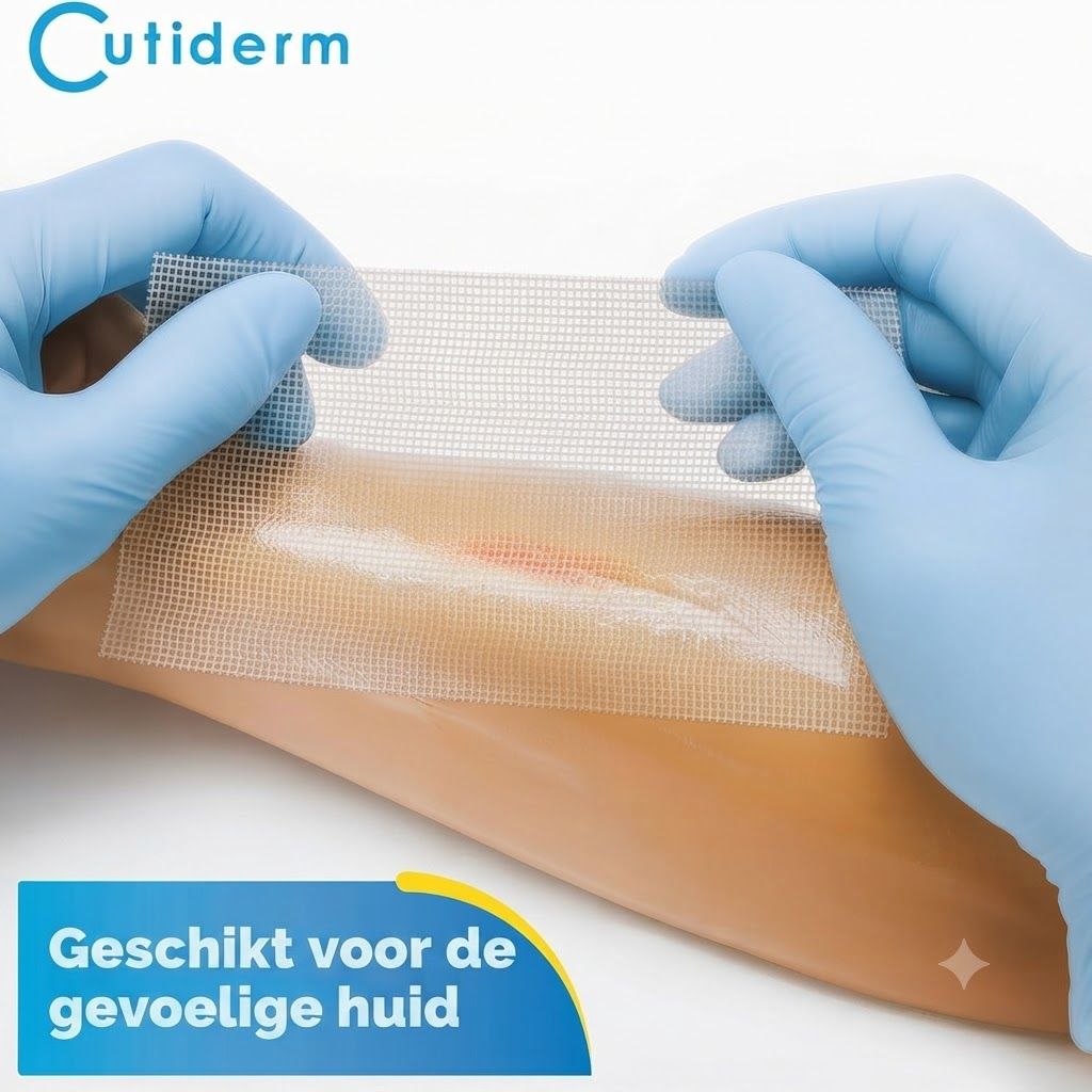 Cutiderm wondverband: Handen in blauwe handschoenen houden een gaasverband over een wond.