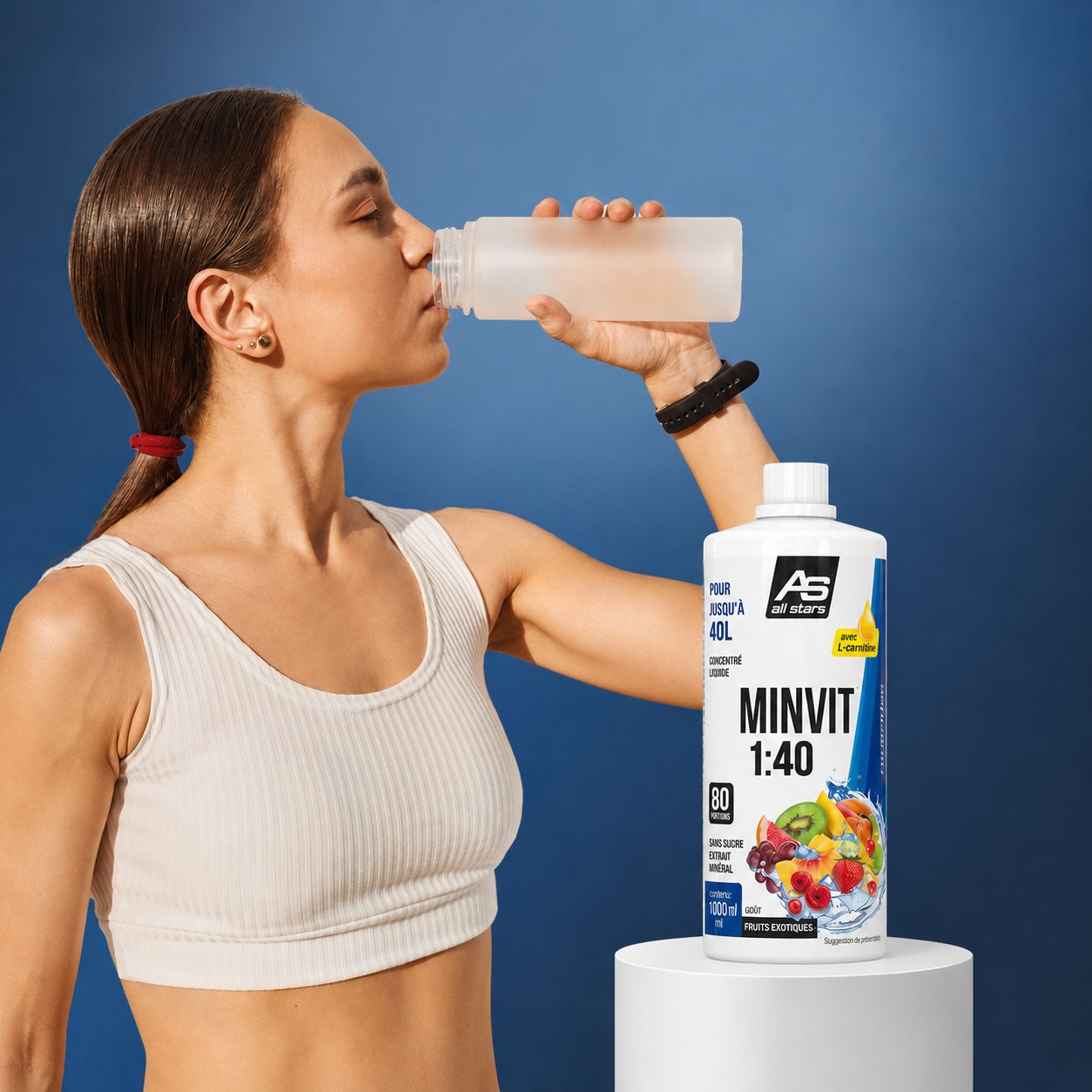 Femme buvant d'une bouteille de sport à côté d'une bouteille All Stars MINVIT 1:40.