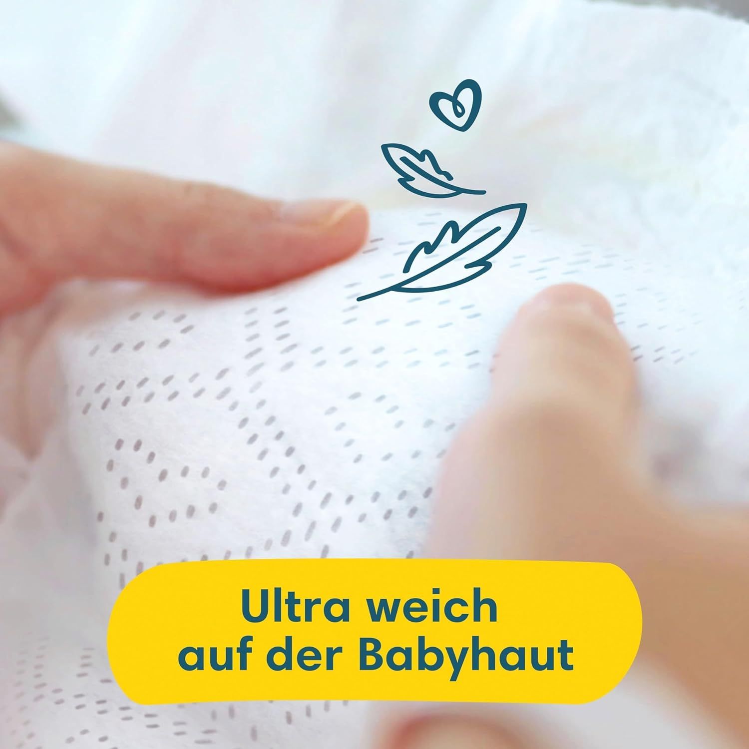 Couche Pampers ultra-douce sur la peau de bébé. Plumes symbolisent douceur et légèreté.