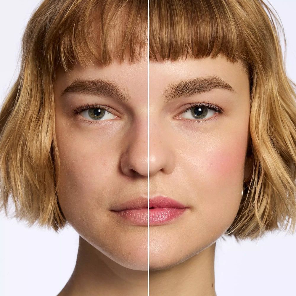 Visage d'une femme, divisé en non maquillé et maquillé. Fard à joues d'un côté.