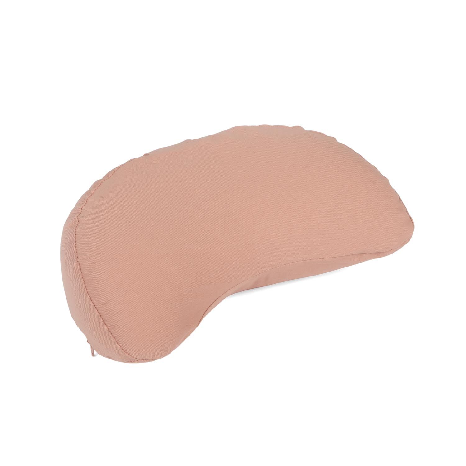 Un coussin de méditation rose en forme de demi-lune, vu de côté avec une légère inclinaison.