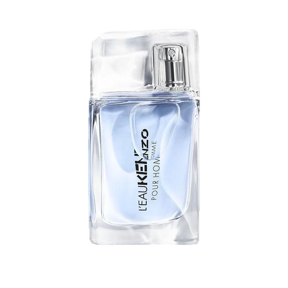 Rechthoekige parfumfles met blauwe vloeistof en zilveren verstuiver. Opschrift: L'EAU KENZO POUR HOMME.