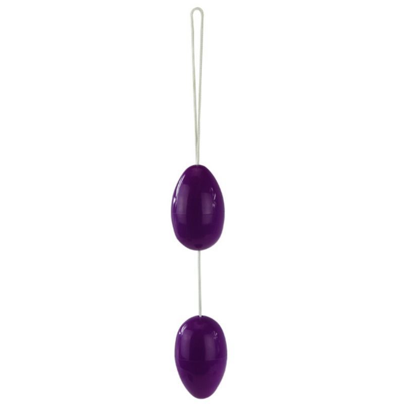Deux boules d'œufs violettes sur un cordon blanc.