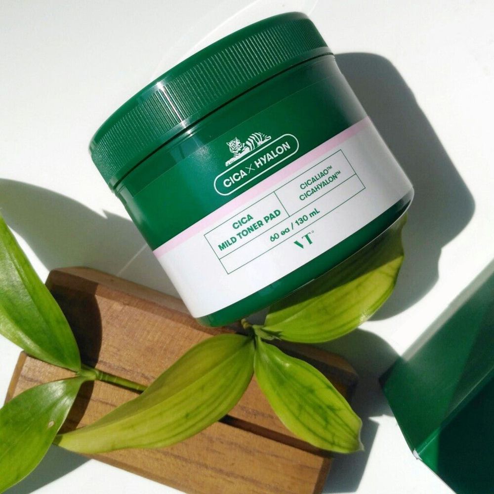 Groene pot met deksel, op hout en bladeren. Opschrift: CICA x HYALON, CICA Mild Toner Pad, 60 ea / 130 mL. Merk: VT.