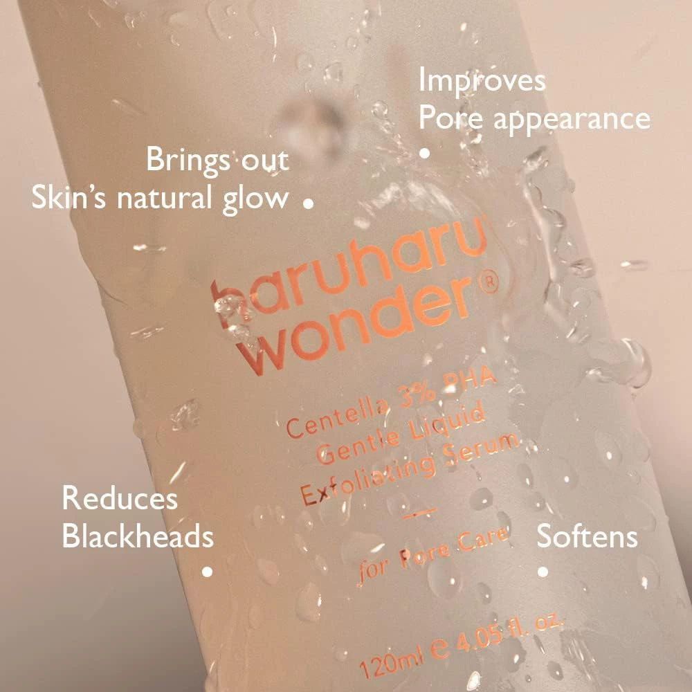 Close-up van de productfles met waterdruppels. Opschrift: haruharu wonder, Centella 3% PHA Gentle Liquid Exfoliating Serum.