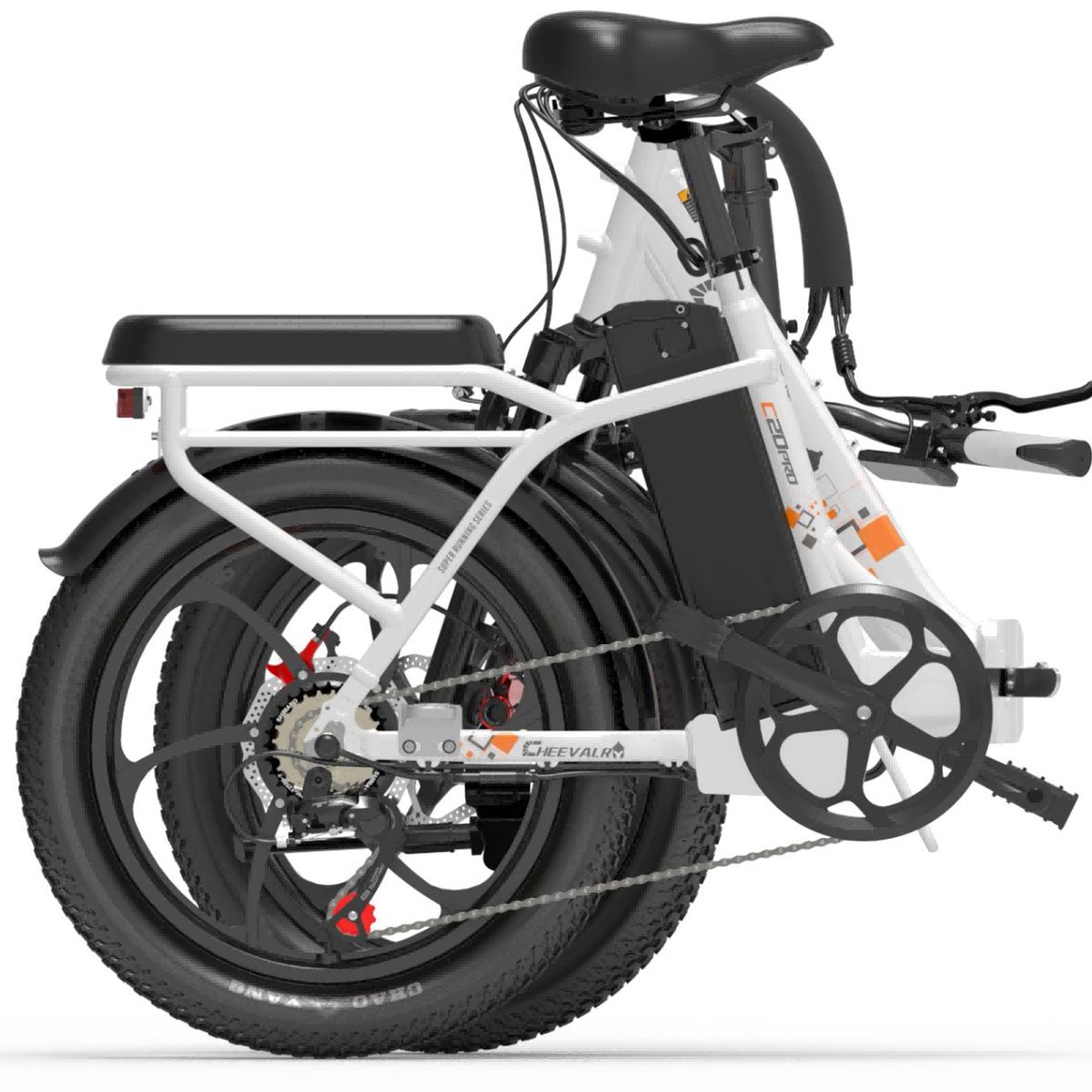 Opgevouwen witte elektrische fiets met zwarte banden. Bagagerek, zadel en batterij. Merk Cheevalry.