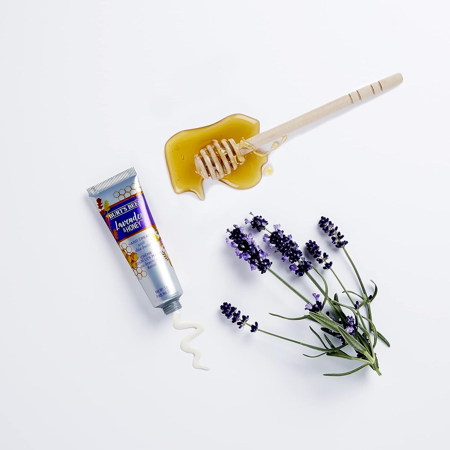 Handcrèmetube, honing, honingraat, lavendelbloemen. Productnaam: Burt's Bees Lavender & Honey.