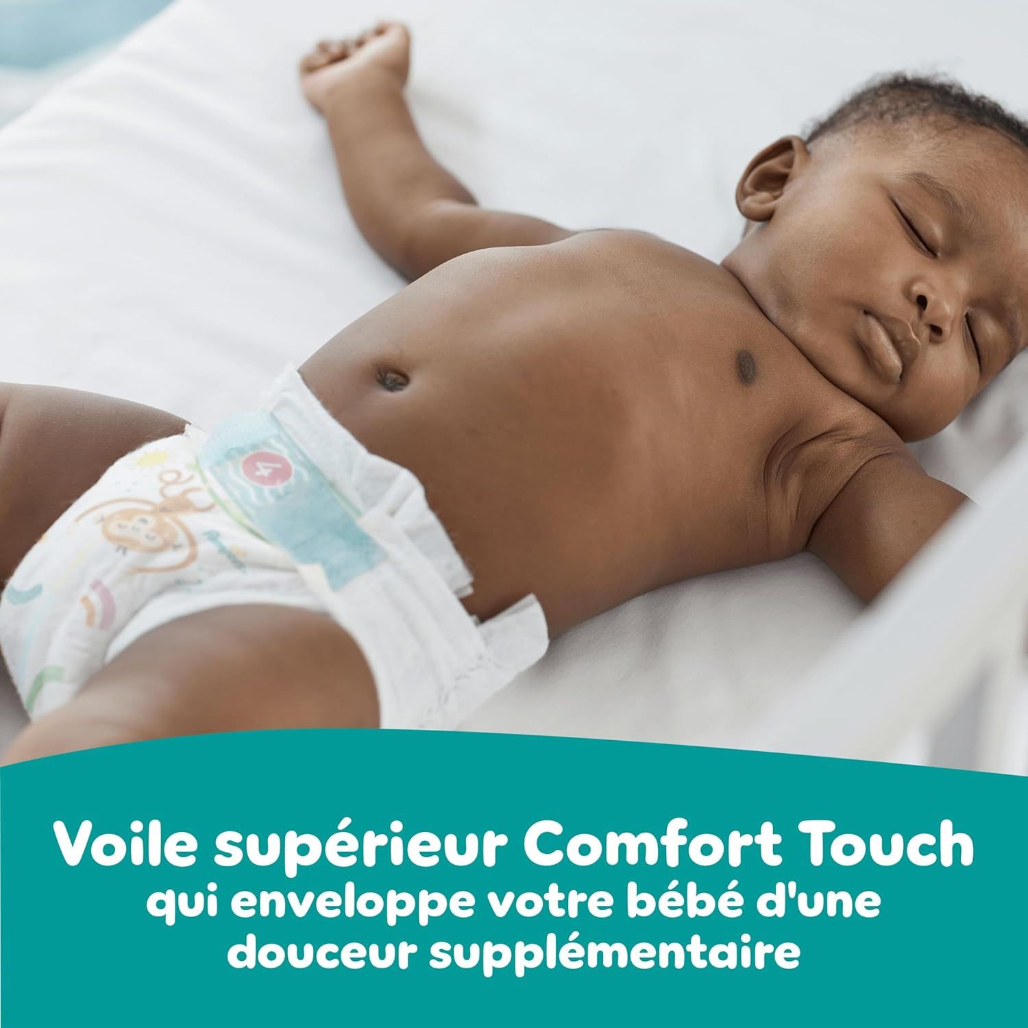 Bébé avec couche Pampers Baby-Dry. "Voile supérieure Comfort Touch qui enveloppe votre bébé d'une douceur supplémentaire".
