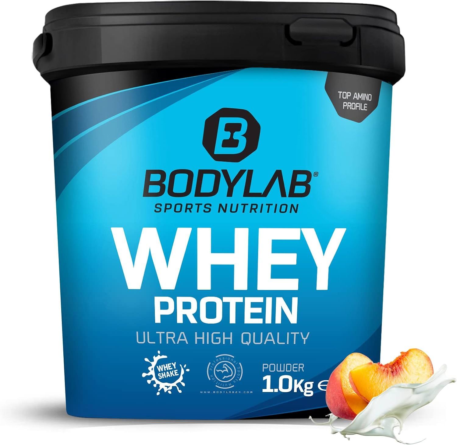 Blauwe emmer Bodylab Whey Protein. Perzik-yoghurt smaak. Bevat 1,0 kg poeder. Perzik en melkspatten.