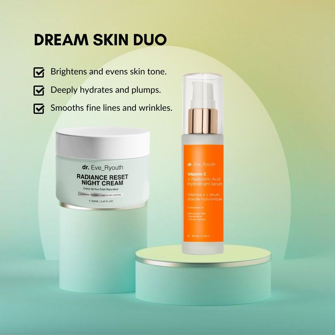 Deux produits sur socles. Pot avec 'Radiance Reset Night Cream' et flacon 'Vitamin C Serum'.