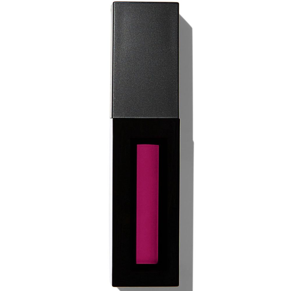 Tube de gloss noir, rectangulaire, avec contenu magenta. Le bouchon est en place.