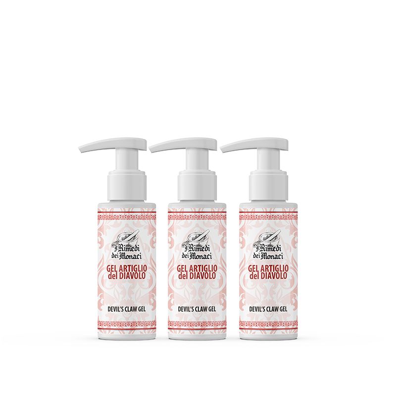 Drie flessen Artiglio del Diavolo gel met doseerpomp. Opschrift: Gel Artiglio del Diavolo, Devil's Claw Gel. Merk: I Rimedi dei Monaci.