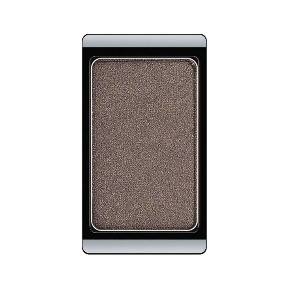 Fard à paupières unique dans un boîtier rectangulaire avec cadre noir et bordure argentée.