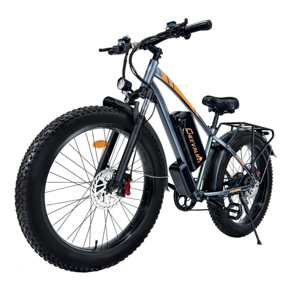 Grijze elektrische fatbike met zwarte banden. Oranje accentstrepen. Zwarte bagagedrager en spatborden. Schijfremmen.