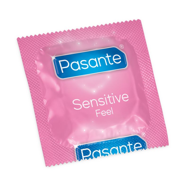 Emballage rose de préservatif Pasante Sensitive Feel. Logo et texte blancs.