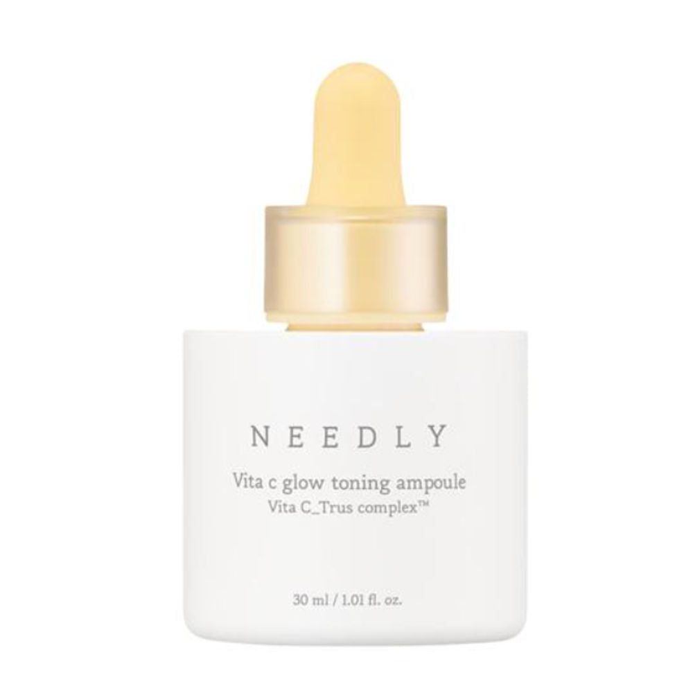 Flacon blanc avec compte-gouttes jaune. Inscription : NEEDLY, Vita C Glow Toning Ampoule, Vita C_Trus complex™. Volume : 30 ml/1.01 fl. oz.