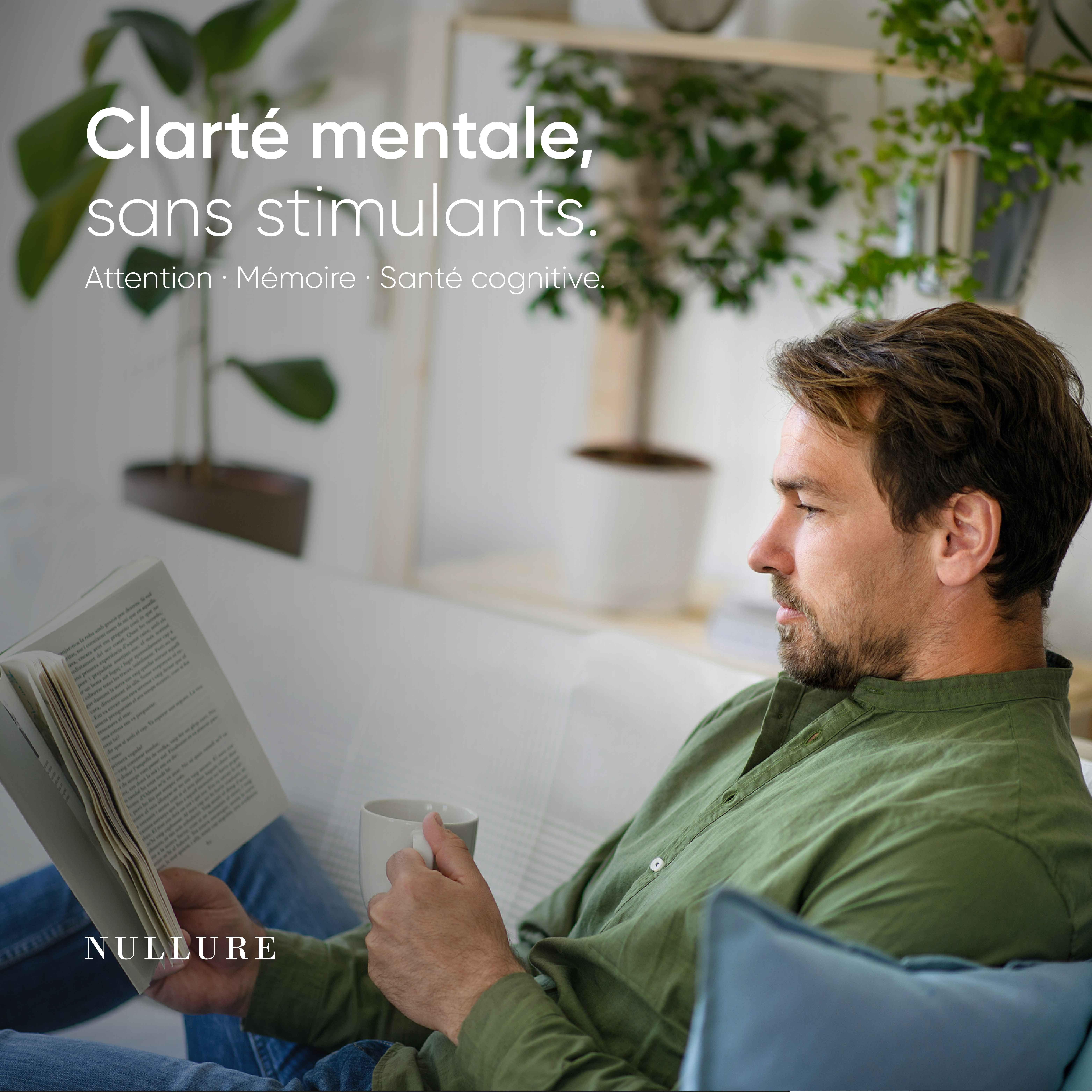 Homme lisant un livre sur un canapé, avec un texte sur la clarté mentale sans stimulants. Marque : NULLURE.