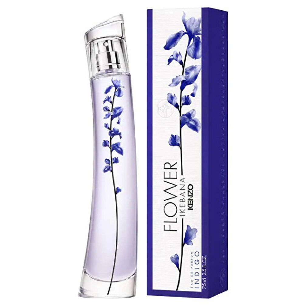 Parfumfles en verpakking. Fles met blauwe bloemdecoratie. Verpakking met blauw bloemmotief en productnaam.