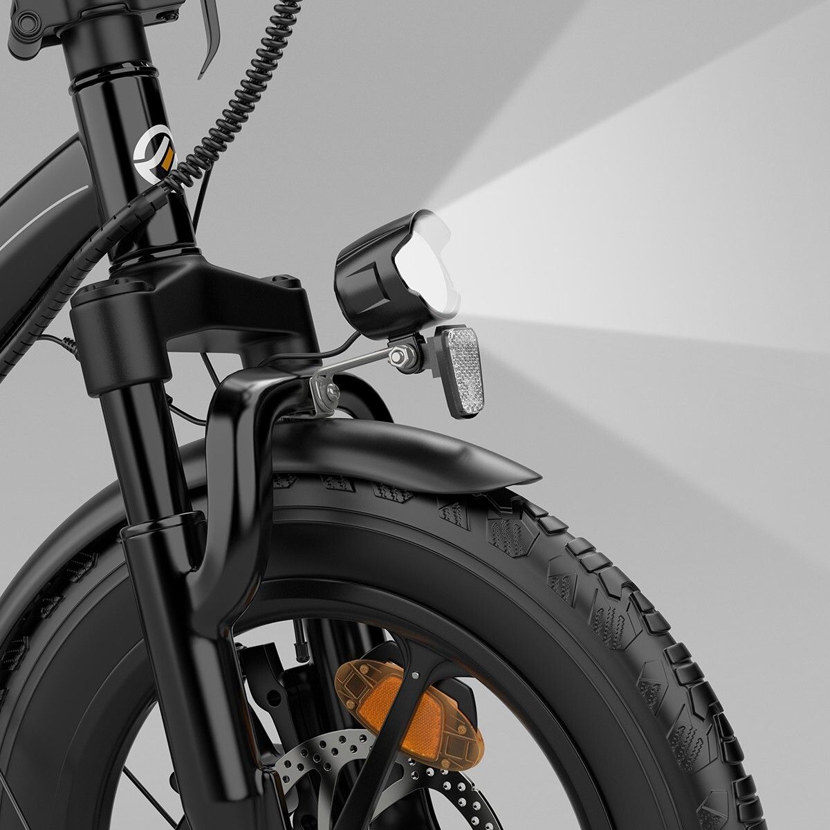 Close-up van de koplamp van een zwarte elektrische fiets. Lichtstraal zichtbaar.