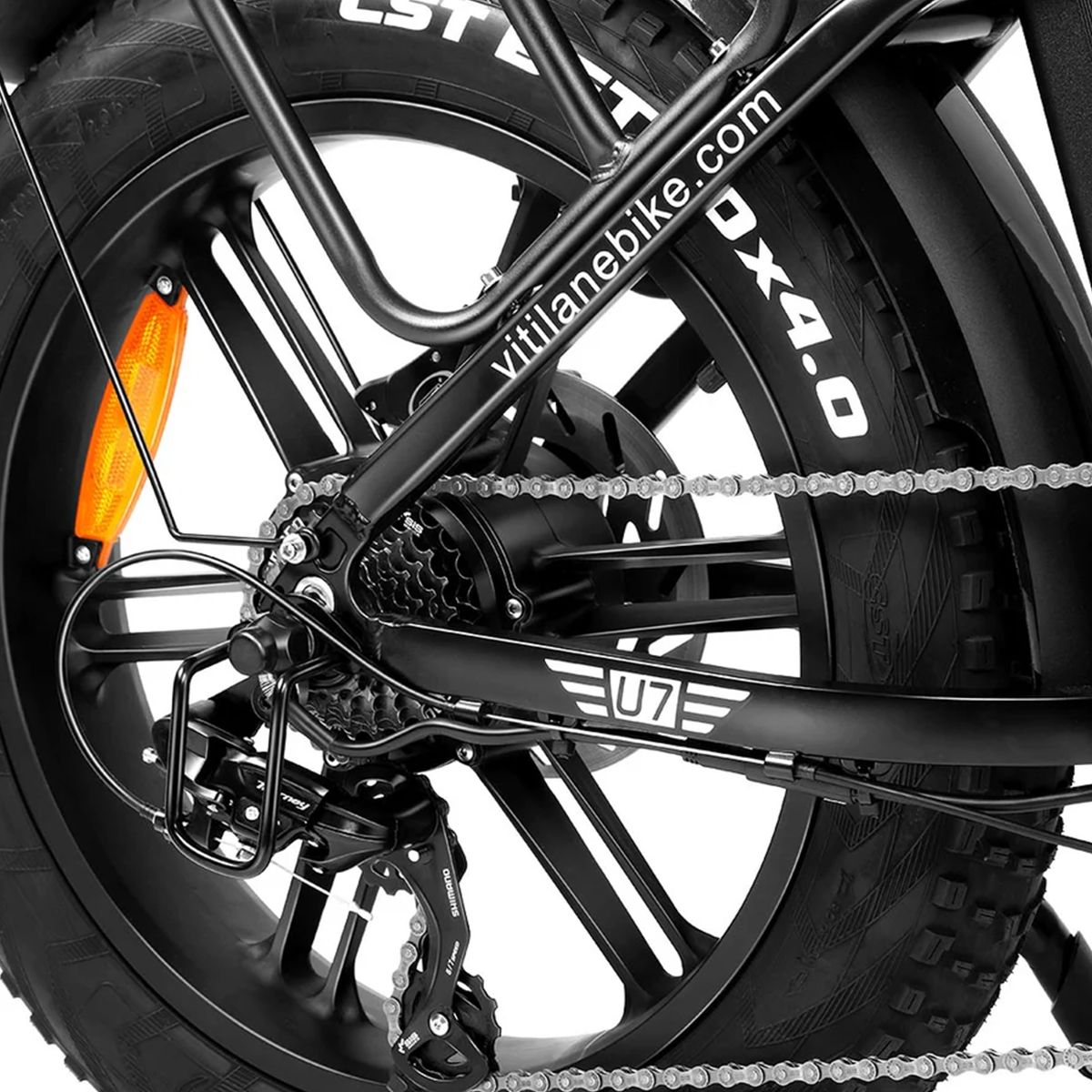 Gros plan de la roue arrière d'un vélo électrique noir. Engrenages, chaîne et réflecteur orange. Inscription "vitilanebike.com".
