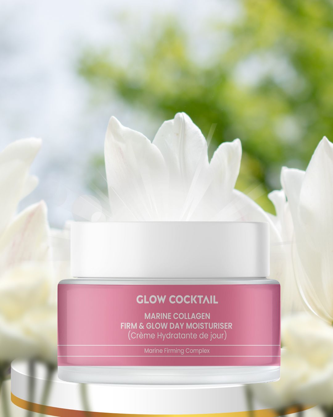 Pot de crème rose avec couvercle blanc. Inscription: Marine Collagen Firm & Glow Day Moisturiser. Marque: Glow Cocktail. Fond floral.