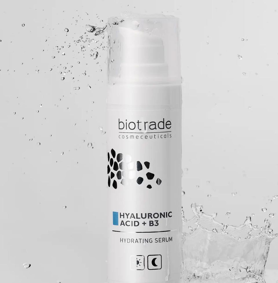 Biotrade Hyaluronic Acid + B3 hydraterend serum met waterspetters.